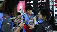 Keterbatasan bahasa membuat penjual dan kontingen Thailand ini menggunakan kalkulator.