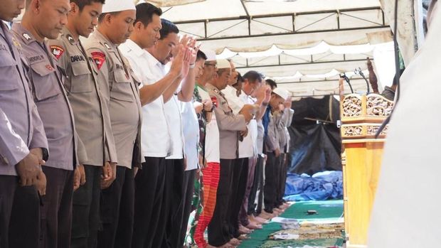 Arief dan jajaran melakukan salat taubat (dok TCC Kemenpar)