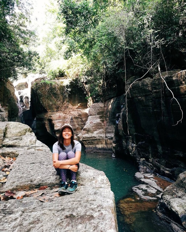 Legging lagi-lagi jadi andalan Shafa saat menjelajah Desa Cunca Wulang, Nusa Tenggara Timur. Legging polkadot itu dipadu dengan kaus abu-abu polos dan topi baseball. (Foto: Instagram/@shafa_fadli)