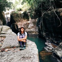 Legging lagi-lagi jadi andalan Shafa saat menjelajah Desa Cunca Wulang, Nusa Tenggara Timur. Legging polkadot itu dipadu dengan kaus abu-abu polos dan topi baseball. (Foto: Instagram/@shafa_fadli)
