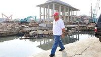 Menteri PUPR Basuki Hadimuljono menekankan bahwa pendekatan non-struktural seperti kebiasaan masyarakat untuk tidak membuang sampah ke sungai juga berperan penting dalam pengurangan risiko banjir. Pool/Kementerian PUPR.