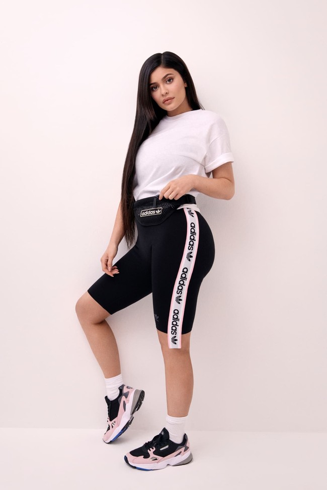 So excited to announce that I am officially an adidas ambassador, tulis adik Kim Kardashian dan Kendall Jenner itu. Sebelumnya, Kylie terikat kontrak dengan Puma, yang bukan lain adalah rival Adidas. Foto: Instagram