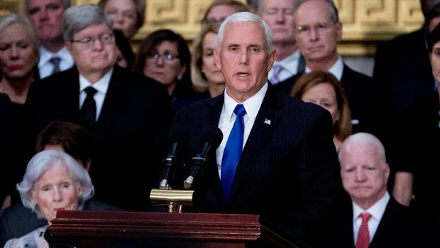 Mike Pence memberikan penghormatan kepada mendiang John McCain di upacara di Capitol Hill, Washington DC, Jumat (31/8).