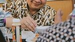 Momen Ketum Golkar, Airlangga Hartarto Ketika Makan dan Masak Bersama Keluarga