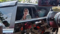Airin memberikan salam dari dalam mobil sebelum meninggalkan gedung KPK.