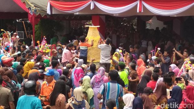 Warga berebut tumpeng/