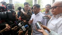 Idrus tiba di gedung KPK, Jakarta, Jumat (31/8/2018) dan langsung disambut awak media yang bertanya mengenai dugaan suap yang akan diterima Idrus untuk memuluskan pemegang proyek.