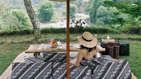Adem banget nih Angel Pieters lagi santai di kebun dengan view sungai. Sambil menghabiskan waktu senggang, ia juga menikmati jus buah. Foto: instagram @angelpieters