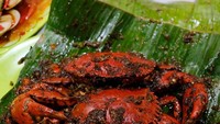 Kepiting asap biasa dimasak dengan bungkus daun pisang. Kepiting segar yang masih utuh dibalur bumbu lalu dimasak hingga matang. Sedapnya! Foto : instagram @seleramakan
