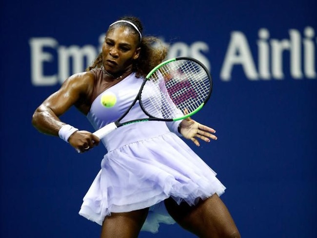 Petenis Serena Williams menjadi sensasi di tengah lapangan tennis tahun ini. Mulai dari berpakaian a la Wakanda saat bertanding, bergaya dengan rok tutu ala ballerina, hingga protes pada juri saat Grand Slam US Open 2018 yang berujung pada sanksi peringatan. oto: Getty Images