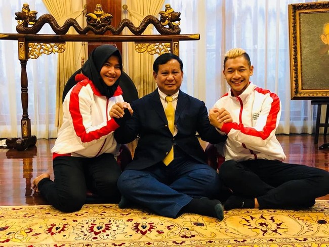 Pesilat yang viral usai peluk Jokowi dan Prabowo setelah mendapatkan emas ini menumbangkan pesilat Vietnam Thai Linh Nguyen pada nomor tarung putra 55-60 kg. Sementara itu, kekasihnya, Pipiet sukses kantongi emas di nomor tarung putri kelas 60-65 kg. Foto: Instagram