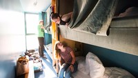Kontainer-kontainer seluas 25 meter persegi yang ada telah didesain sedemikian rupa untuk menjadi ruangan dengan 4 hingga 8 tempat tidur (Dock Inn)