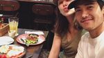 Tampan dan Kekar, Begini Gaya Got Jirayu Saat Makan Bareng Temannya