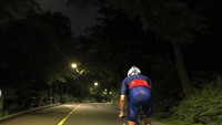 Tak kenal siang atau malam, Siwon bisa gowes puluhan kilometer. Foto: Instagram/@siwonchoi