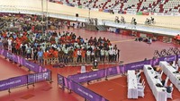 Sejumlah atlet balap sepeda berlatih saat berlangsungnya salat Jumat di dalam track di Velodrome Rawamangun, Jakarta, Jumat (31/8). ANTARA FOTO/INASGOC/Jefri Tarigan.