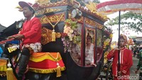 Arak-arakan ini juga dimeriahkan oleh drum band prajurit dari Keraton Surakata lengkap dengan kereta kencana yang dinaiki oleh Bupati Trenggalek dan istrinya Arumi Bachsin.