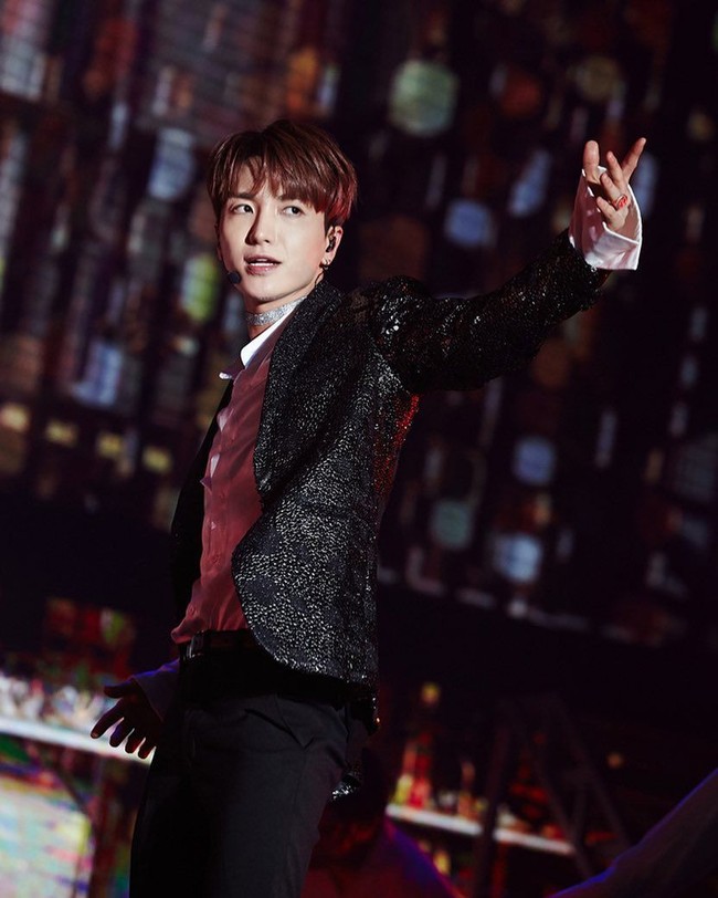 Pakai jas hitam metalik, gaya sang leader Super Junior, Leeteuk, terlihat glamor tapi tetap elegan. Foto: Instagram