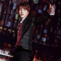 Pakai jas hitam metalik, gaya sang leader Super Junior, Leeteuk, terlihat glamor tapi tetap elegan. Foto: Instagram