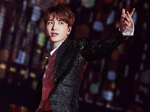 Leeteuk Suju Bikin Heboh Ketahuan Jalan-jalan di Mal Jakarta