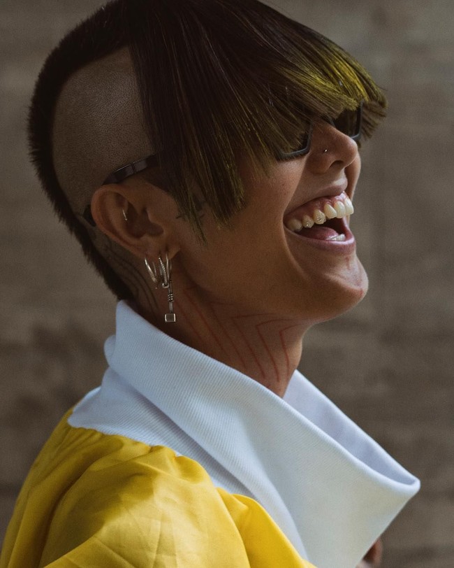 Fahrani yang berbisnis kacamata sejak 2012 dan kini karyanya mendunia berpose eksentrik dengan gaya rambut yang bagian depannya dibuat ombre berwarna kuning. Bintang film Radit dan Jani itu pun memakai koleksi kacamata dari Pawaka. Foto: Instagram @favelamunk