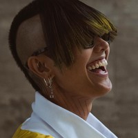 Fahrani yang berbisnis kacamata sejak 2012 dan kini karyanya mendunia berpose eksentrik dengan gaya rambut yang bagian depannya dibuat ombre berwarna kuning. Bintang film Radit dan Jani itu pun memakai koleksi kacamata dari Pawaka. Foto: Instagram @favelamunk