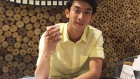 Happy New Year 2016, tulis Reinaldy Atmanegara dengan menyertakan emoji cinta dan terompet. Kala itu ia memilih untuk merayakan tahun baru di sebuah restoran BBQ Jepang. Foto: Instagram reinaldyatmanegara  