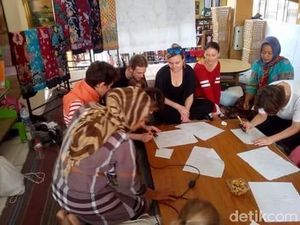 Wow, Batik Buatan UKM Dolly Dilirik Desainer Oscar Lawalata