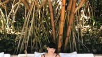Segelas es teh sereh jadi pilihan Angel ketika menyambangi Sumba. Tapi kurang lengkap ya rasanya kalau minum tanpa ada camilan. Foto: instagram @angelpieters