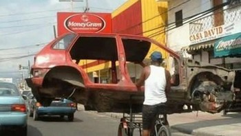 Bawa bangkai mobil pakai sepeda. Foto: Internet