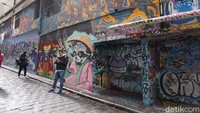 Setiap minggu, gambar graffiti berganti. Ada saja seniman yang menimpa gambar lain dengan karyanya (Shinta/detikTravel)