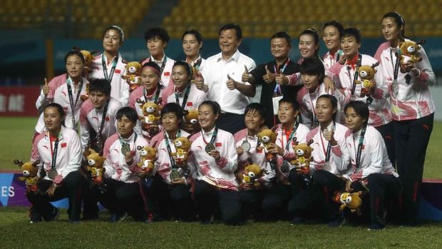 Jack Ma foto bersama timnas China putri usai laga final Asian Games 2018.