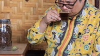 Lahir di Surabaya, Airlangga Hartarto aktif sebagai politisi. Ia kini aktif sebagai Ketua Umum Golkar, dan juga Menteri Perindustrian. Disela-sela kesibukannya, politisi yang satu ini juga gemar ngopi. Foto: Instagram @airlanggahartarto4.0