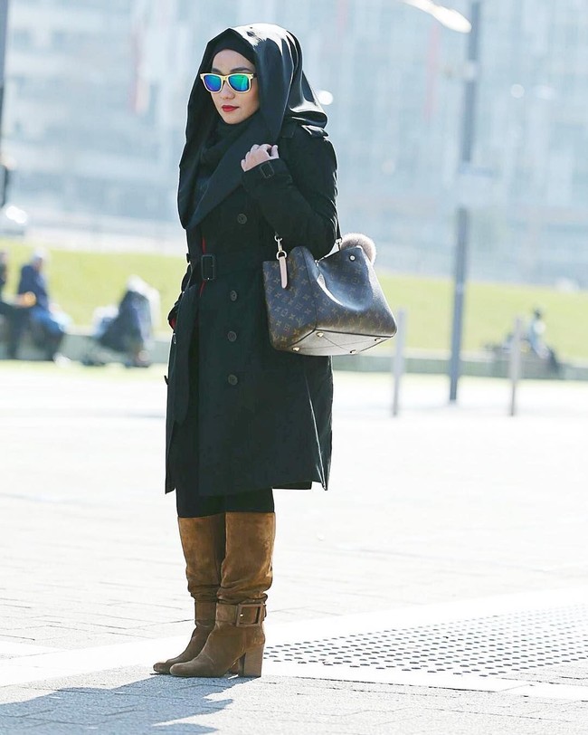 Selain merek Moschino dan Hermes, tas lainnya milik Anniesa Hasibuan yang disita negara adalah tas Louis Vuitton seri Montaigne yang dipakainya saat travelling ke Amerika Serikat ini. Tas tersebut harganya mencapai 1.590 poundsterling atau sekitar Rp 30 jutaan. Foto: Instagram