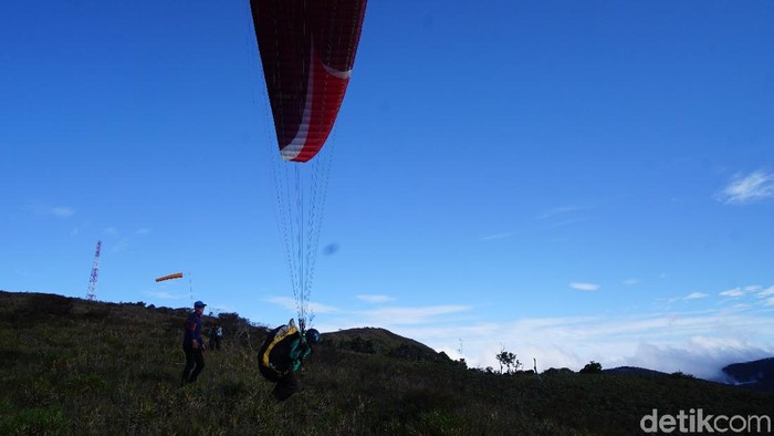 Mengeksplorasi Pedalaman Papua Barat Lewat Paralayang