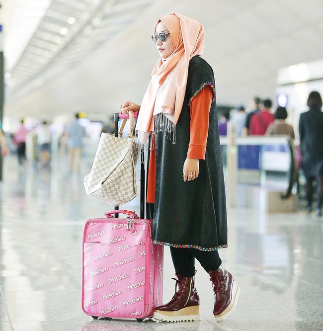 Satu lagi koper Moschino milik Anniesa Hasibuan yang disita negara karena dianggap sebagai salah satu hasil pencucian uang jamaah umroh First Travel, yaitu koper berwarna pink di foto ini. Pada situs resmi Moschino, koper tersebut dijual seharga US$ 2.295 atau sekitar Rp 33 jutaan. Foto: Instagram