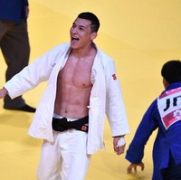 Namanya juga atlet profesional, para pria yang bertanding di Asian Games 2018 ini telah melalui latihan intens sebelum berlaga di hari H. Tak heran bila banyak di antara mereka bertubuh atletis dengan otot perut terukir tegas alias sixpack. Salah satunya, atlet judo Uzbekistan Diyorbek Urozboev. (Foto: Getty Images)