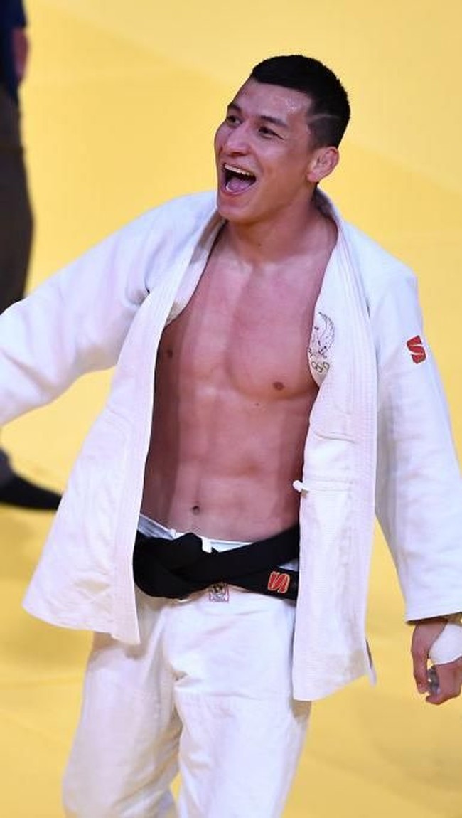 Namanya juga atlet profesional, para pria yang bertanding di Asian Games 2018 ini telah melalui latihan intens sebelum berlaga di hari H. Tak heran bila banyak di antara mereka bertubuh atletis dengan otot perut terukir tegas alias sixpack. Salah satunya, atlet judo Uzbekistan Diyorbek Urozboev. (Foto: Getty Images)