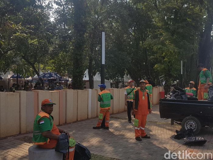 Petugas kebersihan jadi pahlawan di balik gelaran Asian Games 2018 (Bahtiar Rifai/detikSport) Petugas kebersihan jadi pahlawan di balik gelaran Asian Games 2018 (Bahtiar Rifai/detikSport)