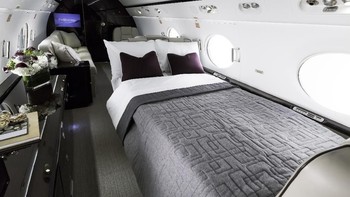 Ruang tidur yang mewah. Seperti G550 yang digunakan untuk transportasi keluarga kerajaan Kuwait dan Presiden Uganda. Foto: Gulfstream