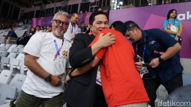 Tonton Basket Bareng, Sandiaga 'Mesra' dengan Erick Thohir