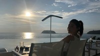 Gadis kelahiran 26 February 1988 ini terlihat bersantai di Kata Rocks, sebuah resort mewah di Phuket, Thailand. (Instagram/@kimyk10)