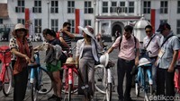Para kontingen Asian Games ini juga sempat menjajal sepeda di kawasan Kota Tua.