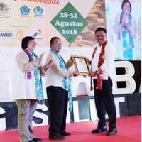 Olly saat menerima penghargaan oleh Menteri Lingkungan Hidup dan Kehutanan (LHK) Siti Nurbaya Bakar (Foto: dok. Pemprov Sulut)