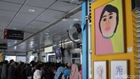 Lukisan-lukisan itu merupakan bagian dari pameran lukisan karya orang dengan gangguan jiwa (ODGJ). Sebanyak 34 lukisan dipamerkan di halte Harmoni.
