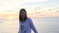 Yeon Koung menikmati indahnya sunset di Cape Sienna Hotel Phuket, Thailand. (Instagram/@kimyk10)