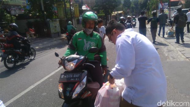 ACTA membagikan makanan ke driver ojek online.