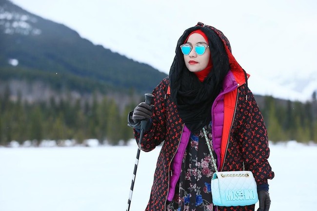 Tas Moschino dengan efek shaded yang pernah dipakai Anniesa Hasibuan liburan ini juga masuk dalam deretan aset First Travel yang disita negara. Pada sejumlah situs belanja online, harga tas tersebut mencapai US$ 1.100 atau sekitar Rp 16 juta. Foto: Instagram