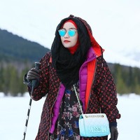 Tas Moschino dengan efek shaded yang pernah dipakai Anniesa Hasibuan liburan ini juga masuk dalam deretan aset First Travel yang disita negara. Pada sejumlah situs belanja online, harga tas tersebut mencapai US$ 1.100 atau sekitar Rp 16 juta. Foto: Instagram