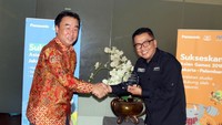 President Director PT Panasonic Gobel Indonesia Mr. Seigo Saifu, bersama Direktur Utama TVRI Helmi Yahya mengadakan MoU di Gedung TVRI, Jakarta, Kamis (30/8). Pool/TVRI.