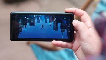 Tak cuma desain yag mirip, speknya pun nyaris sama. Snapdragon 845, RAM 4 GB, dan storage 64 GB. Pada bagian belakangnya yang berbahan kaca ada sensor sidik jari. Foto: PC Advisor